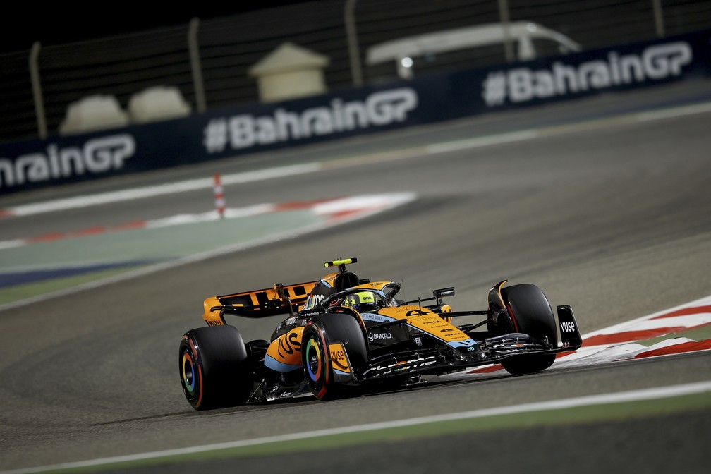 Lando Norris tirou leite de pedra do péssimo carro da McLaren na classificação para o GP do Bahrein — Foto: Eric Alonso/Getty Images