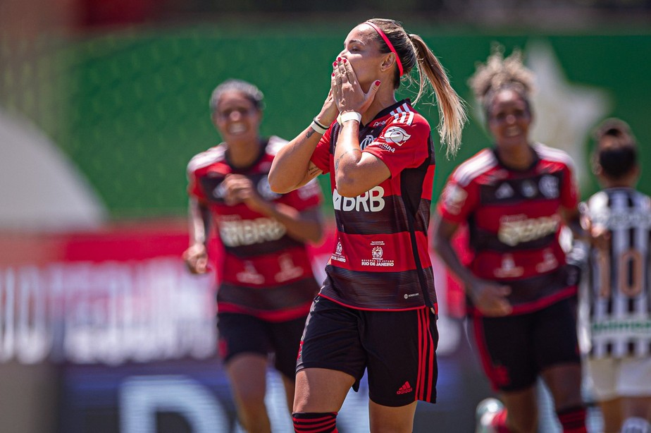 Crivelari puxou a goleada rubro-negra de 10 a 0 sobre o Ceará com um hat-trick na semifinal da Supercopa Feminina