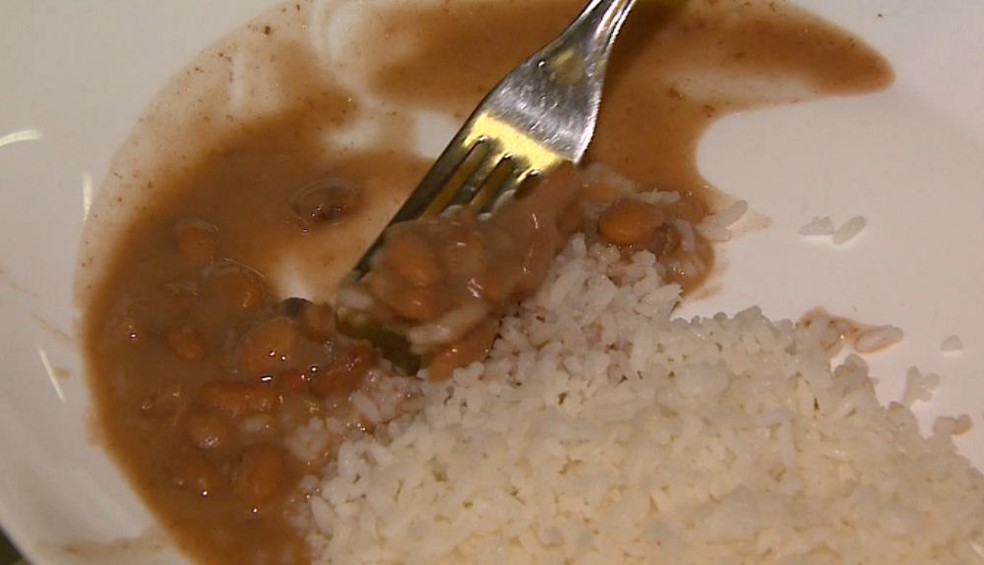 Pelo menos 10,3 milhões de brasileiros enfrentam restrição severa de alimentos, incluindo o básico arroz com feijão — Foto: Reprodução/EPTV