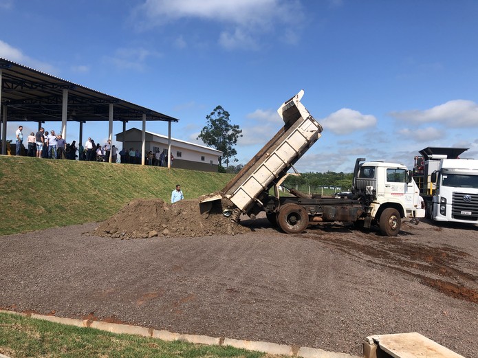 Resíduos processados serão utilizados para recuperação de estradas rurais.  — Foto: Guilherme Santana