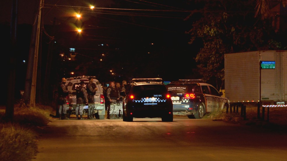Policiais militares e penais estão à procura dos detentos — Foto: TV Globo/Reprodução