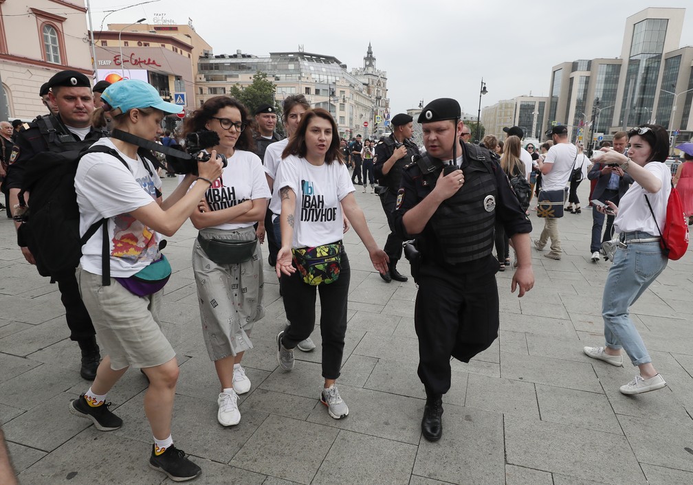 Policiais escoltam manifestantes em Moscou â Foto: Shamil Zhumatov/Reuters