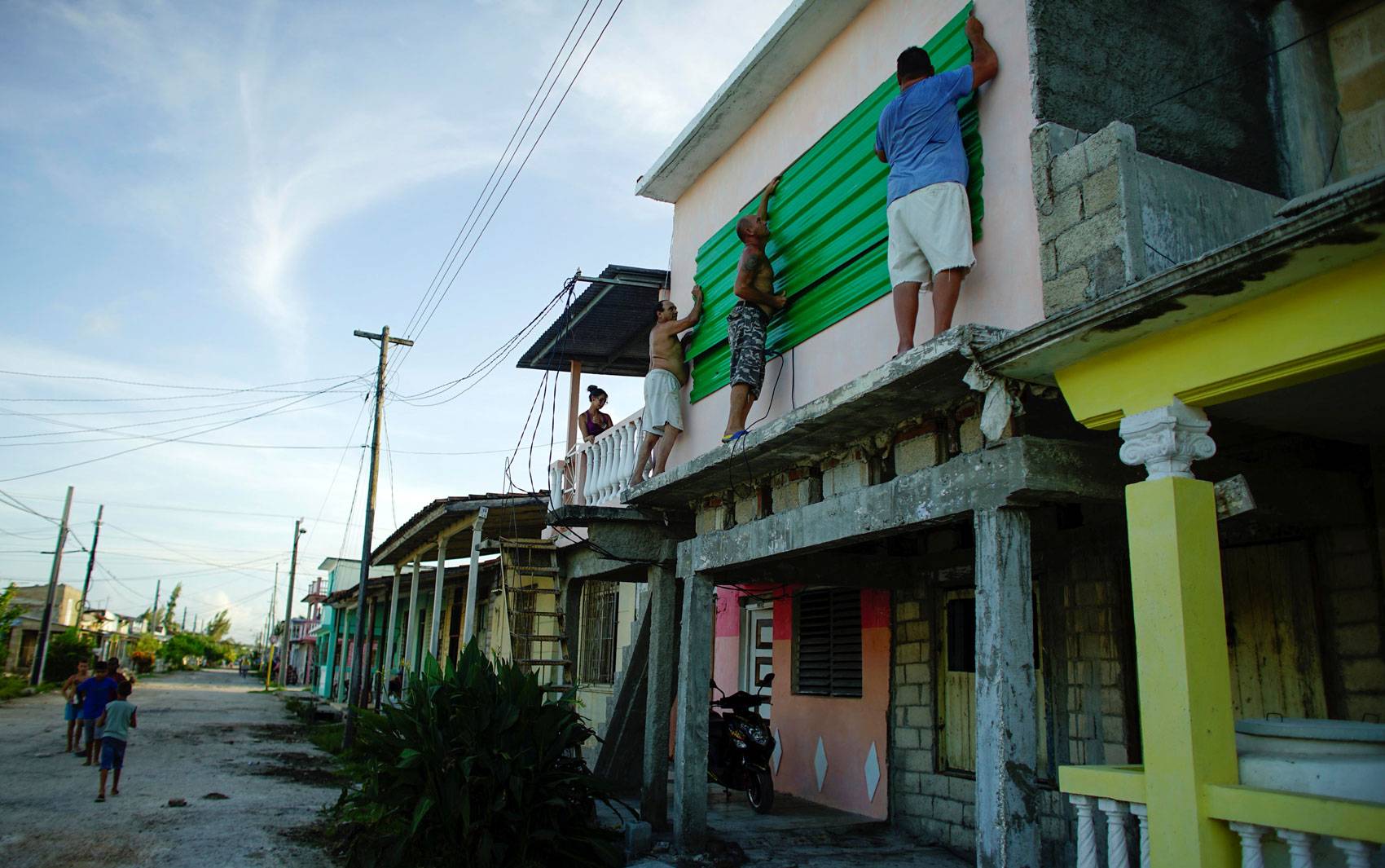  Moradores cobrem janela e reforçam proteção na cidade cubana de Caibarien