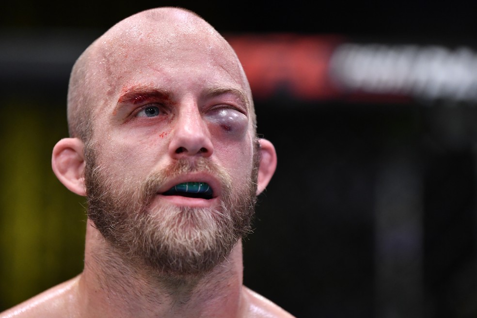 Lesão no olho de Justin Jaynes forçou a interrupção médica no UFC Overeem x Volkov — Foto: Getty Images