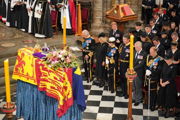 Membros da Família Real Britânica, incluindo o Rei Charles III, durante o funeral da Rainha Elizabeth II (1926-2022) na Abadia de Westminster (Foto: Getty Images)