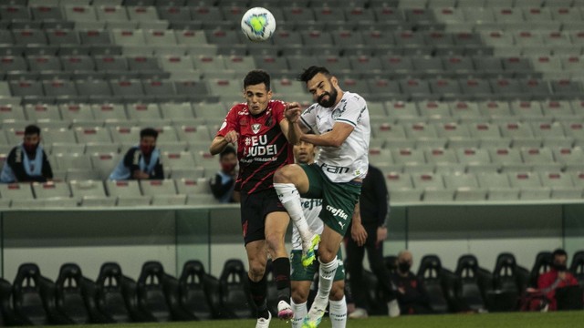 Léo Cittadini e Bruno Henrique disputam a bola em Athletico x Palmeiras 