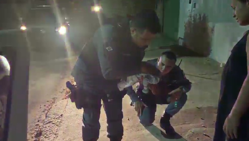 MÃ£e aguardava a PM na calÃ§ada de casa com o bebÃª no colo. â Foto: PM-MT