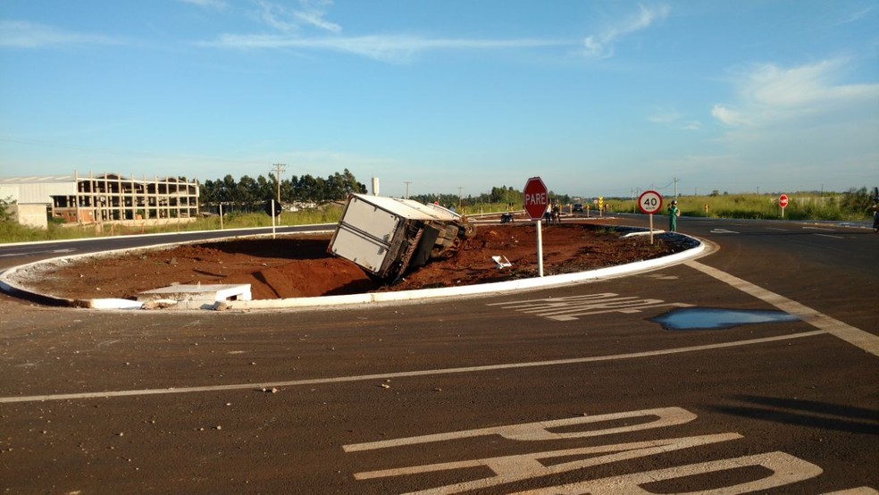 CaminhÃ£o ficou tombado no meio da rotatÃ³ria da BR-262, em Campo Grande (MS) (Foto: Evelyn Souza/TV Morena)