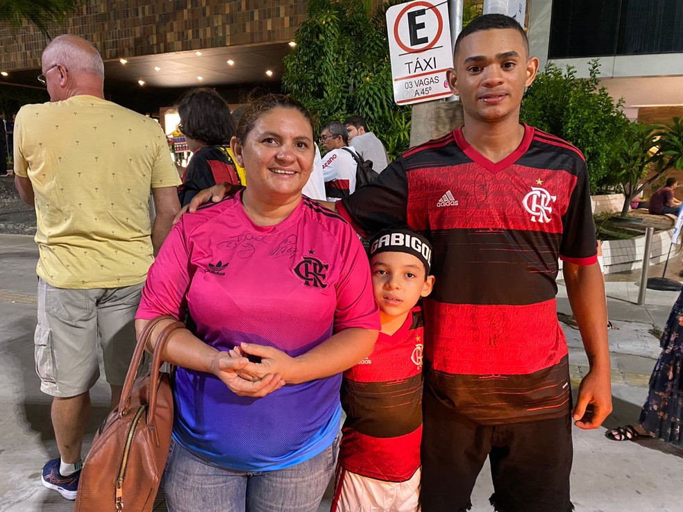 Risalva levou o filho, Michel (centro) para ver o Flamengo em Fortaleza &mdash; Foto: Beatriz Carvalho