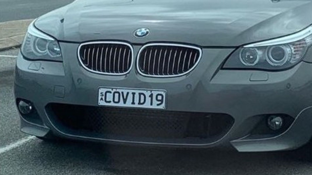 Carro abandonado com placa 'Covid-19', intriga funcionários de aeroporto na Austrália (Foto: Reprodução )