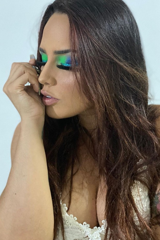 Perlla capricha no decote para mostrar maquiagem neon (Foto: Reprodução/Instagram)