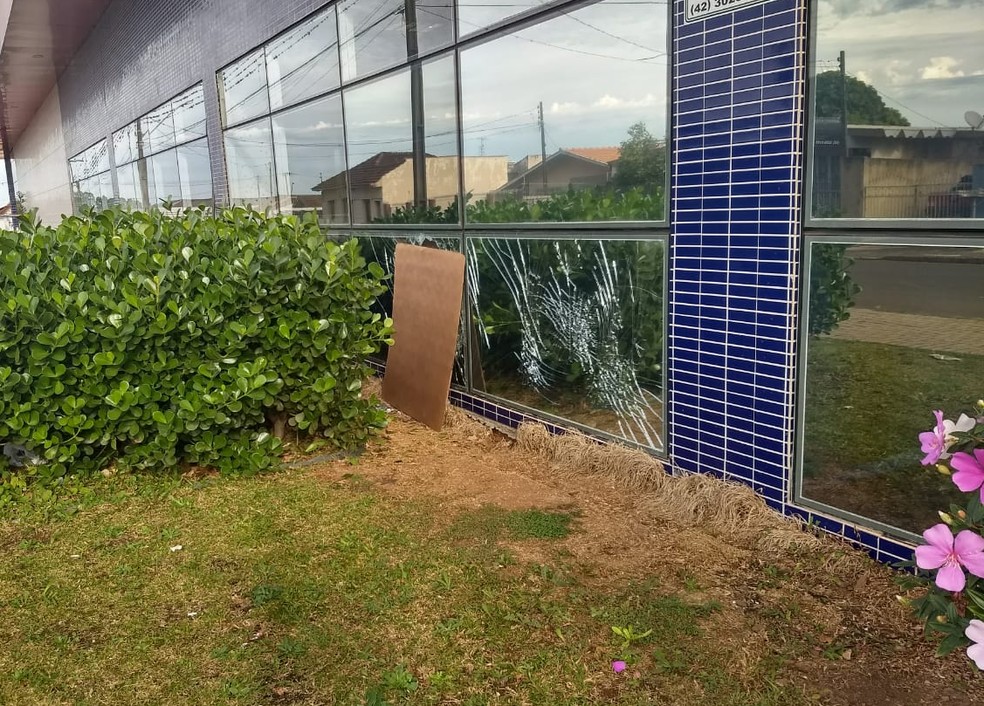 Suspeitos usaram explosivos para tentar arrombar o cofre de um supermercado, em Ponta Grossa (Foto: Gisele Wardani/RPC Ponta Grossa)