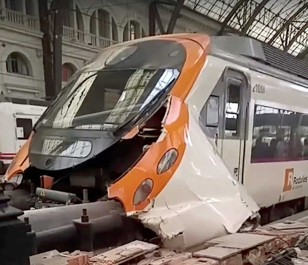 Um trem de passageiros bateu contra proteção com amortecedores no final da linha de estação de Barcelona (Foto: Felix Rios / via Reuters)