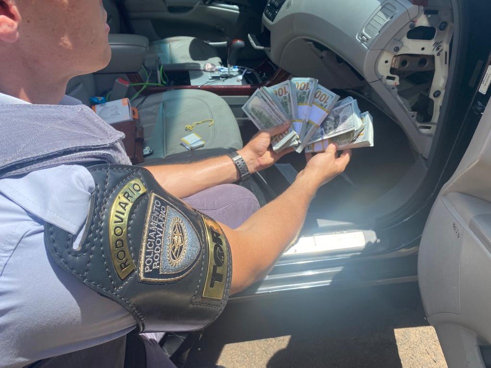 Fundo falso em carro em Ourinhos — Foto: Polícia Militar Rodoviária/Reprodução