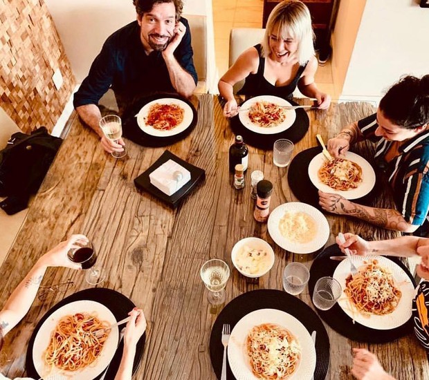 Almoço de Páscoa Fernanda Nobre, Marina Moschen, Rafaela Mandeli e amigos (Foto: Reprodução/Instagram)