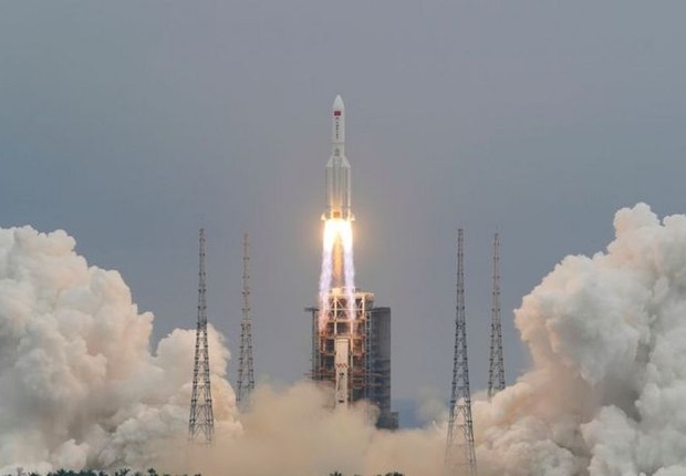 BBC - Lançamento do foguete 5B Longa Marcha, ligado a uma nova estação espacial chinesa; esse tipo de equipamento seria usado no plano hipotético de desviar um corpo celeste (Foto: CHINA DAILY VIA REUTERS)