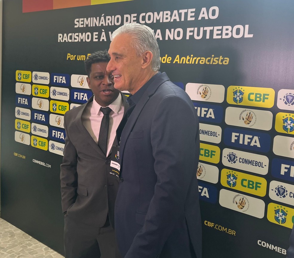 O técnico da seleção brasileira masculina, Tite, com Marcelo Carvalho, fundador do Observatório do Racismo — Foto: Martín Fernandez