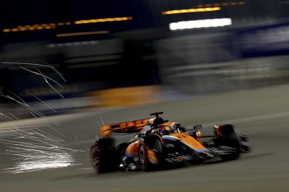 Oscar Piastri vai largar na 18ª posição com a McLaren no GP do Bahrein de 2023 — Foto: Eric Alonso/Getty Images