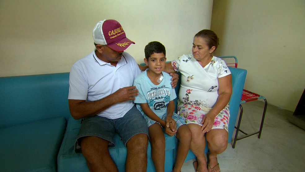 Depois da cirurgia para retirar espeto do coração, Marivaldo Júnior recebe carinho dos pais (Foto: Reprodução/TV Globo)