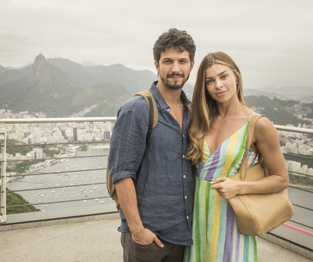 Marcos ( Romulo Estrela ) e Paloma ( Grazi Massafera ) no Pão de Açúcar. (Foto: João Cotta/TV Globo)