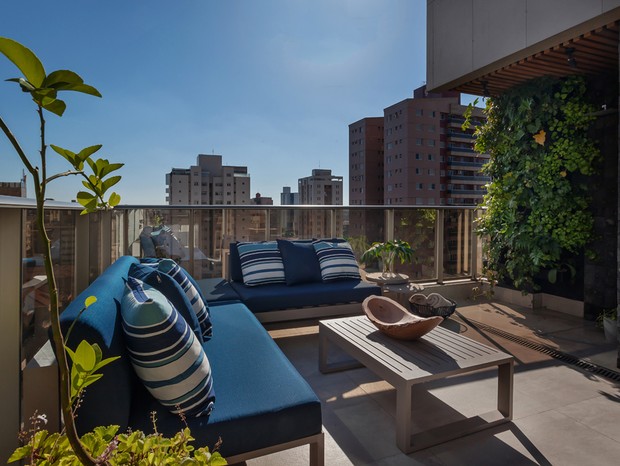 Décor do dia: terraço com base neutra, jardim vertical e teto com ripas de madeira (Foto: Henrique Queiroga)