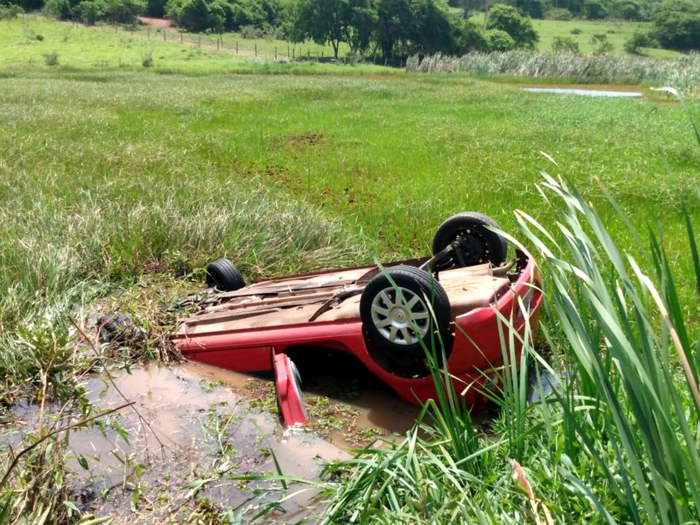 Carro caiu em lagoa e ficou submerso em Cafelândia (SP) — Foto: Diego George/TV Web/Divulgação