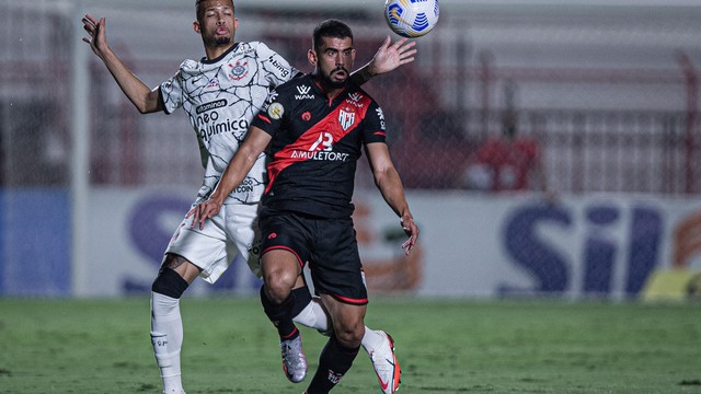 Zé Roberto e João Victor em Atlético-GO x Corinthians