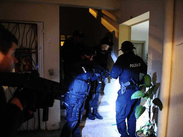 Polícia realizou operação em condomínio de Porto Alegre (Foto: Agência RBS)