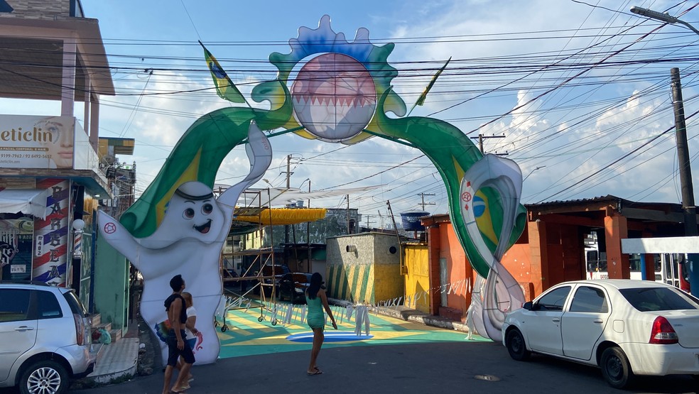 Painel de entrada da Rua 24 de Agosto, no Morro da Liberdade, em Manaus para a Copa do Mundo. — Foto: Patrick Marques/g1 AM