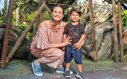 Fernanda Rodrigues com o filho, Bento Carneiro, nas Montanhas Flutuantes de Pandora - O Mundo de Avatar no Disney´s Animal Kingdom