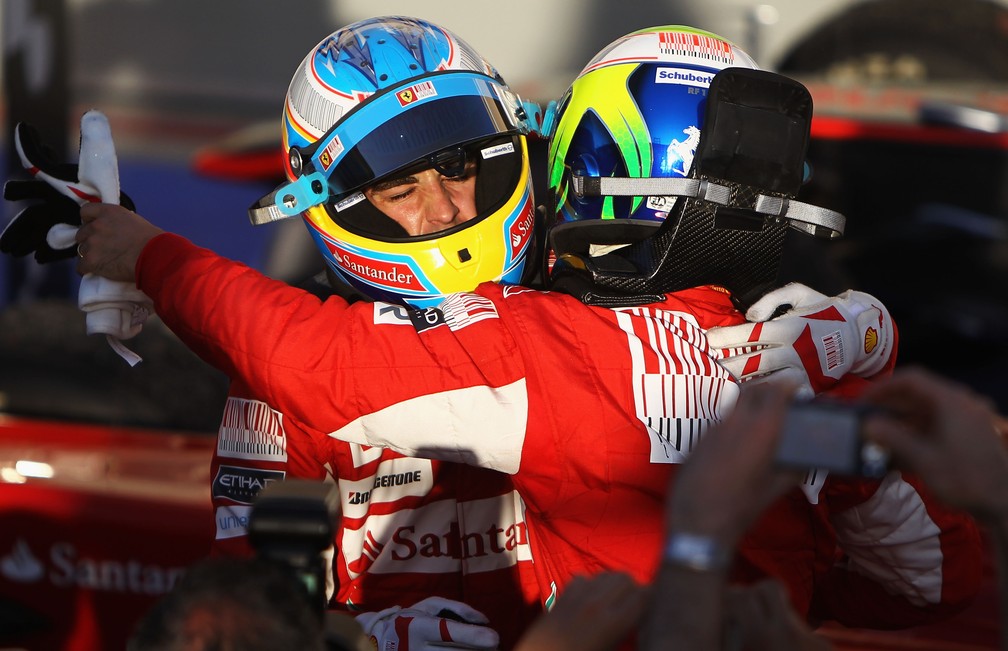 A Ferrari fez dobradinha no GP do Bahrein de 2010 com Fernando Alonso em primeiro e Felipe Massa em segundo — Foto: Paul Gilham/Getty Images