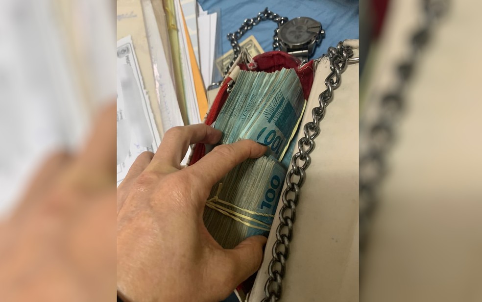 PC apreende R$ 50 mil em dinheiro na casa de suspeito de aplicar golpes por aplicativo, em Goiânia, Goiás — Foto: Reprodução/Polícia Civil