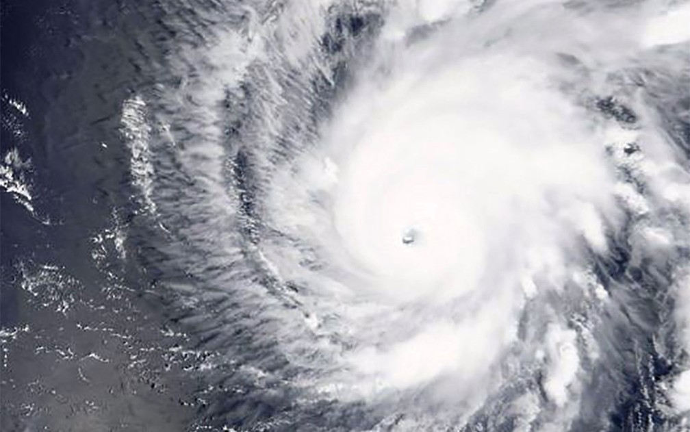 Imagem divulgada pela NASA mostra o furacão Lane se aproximando do HavaÃ­ na quinta-feira (23) (Foto: HO/NASA/AFP)