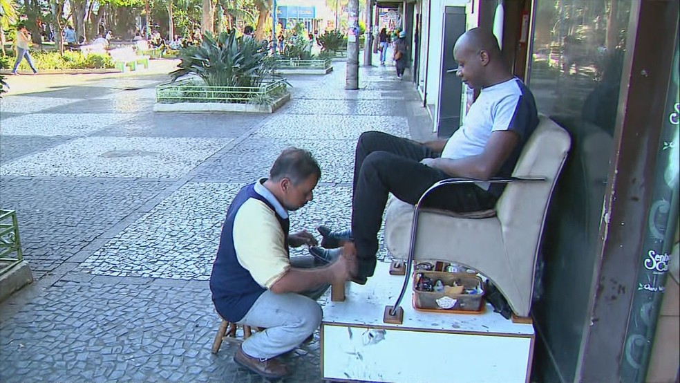 O engraxate Nilo dos Santos conta que as pessoas preferem 'melhorar' o sapato antigo ao invs de comprar um novo em Franca, SP  Foto: Jos Augusto Jnior/EPTV