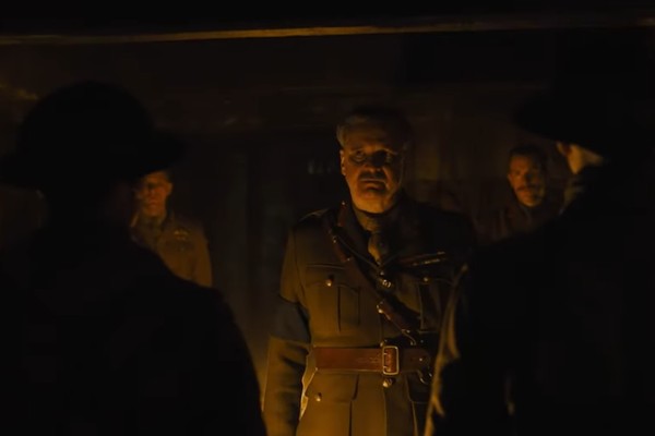 Colin Firth em cena do trailer de 1917 (Foto: Reprodução)