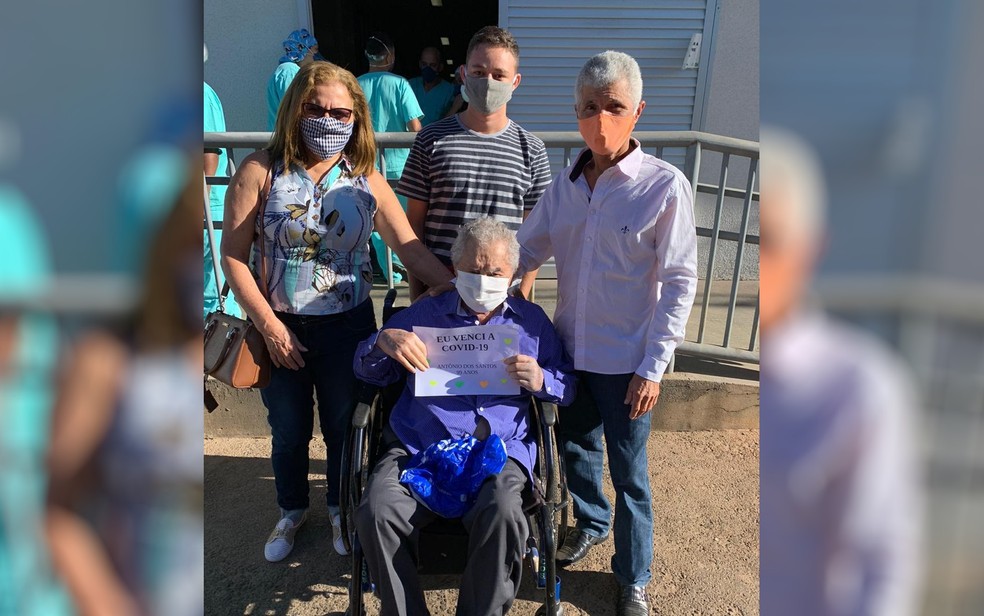 Paciente de 99 anos ganha ‘corredor de aplausos’ ao vencer a Covid-19 e se emociona ao reencontrar esposa em Anápolis; vídeo  — Foto: Arquivo pessoal/Elizabeth Camilo dos Santos
