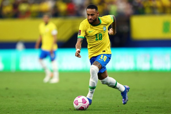 Na partida contra o Chile, Neymar terá funções mais ofensivas, formando o trio ofensivo da seleção com Antony e Vinicius Jr. (Foto: Getty Images)