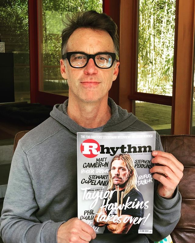O baterista Matt Cameron com uma revista que traz Taylor Hawkins na capa (Foto: Reprodução / Instagram)