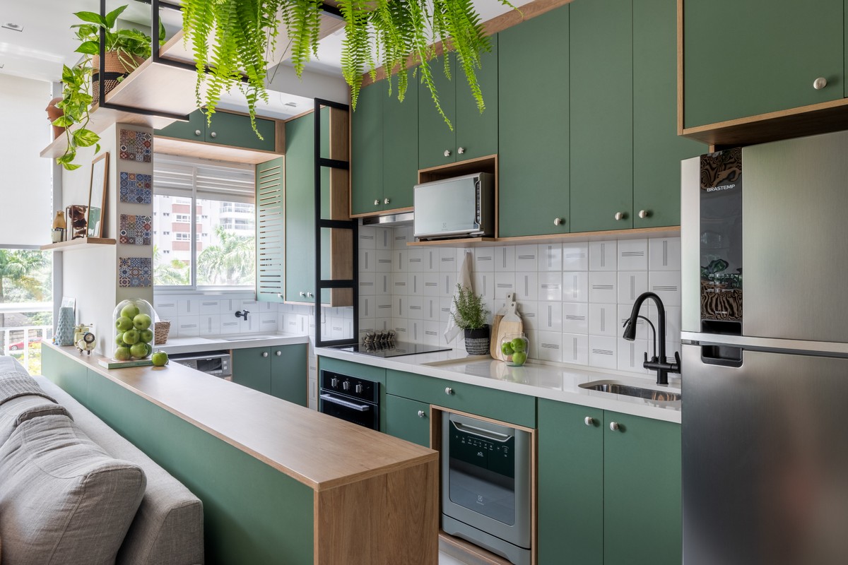 Décor do dia: cozinha com marcenaria verde e integrada à lavanderia ...