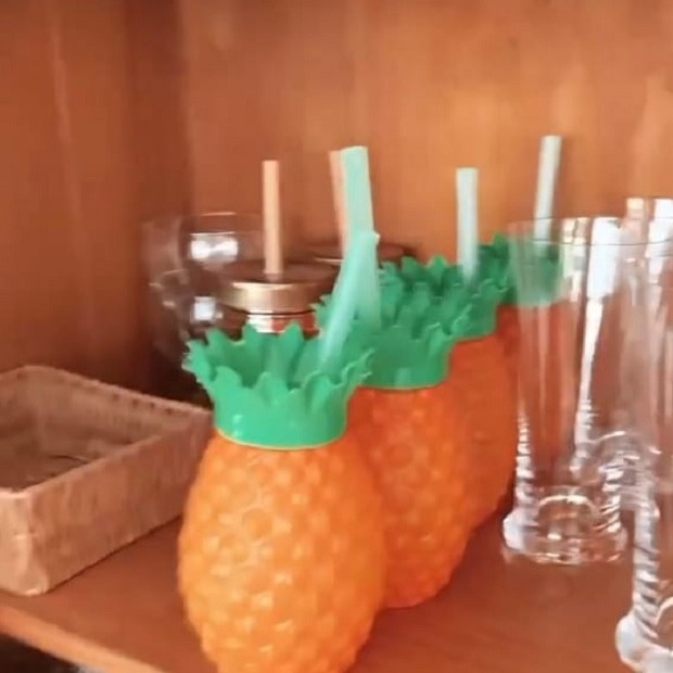 Copos plásticos em formato de abacaxi dão toque divertido a armário de louças de Tainá Galvão (Foto: Reprodução/Instagram)