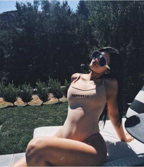 Kylie Jenner pega sol no quintal de casa (Foto: Instagram)