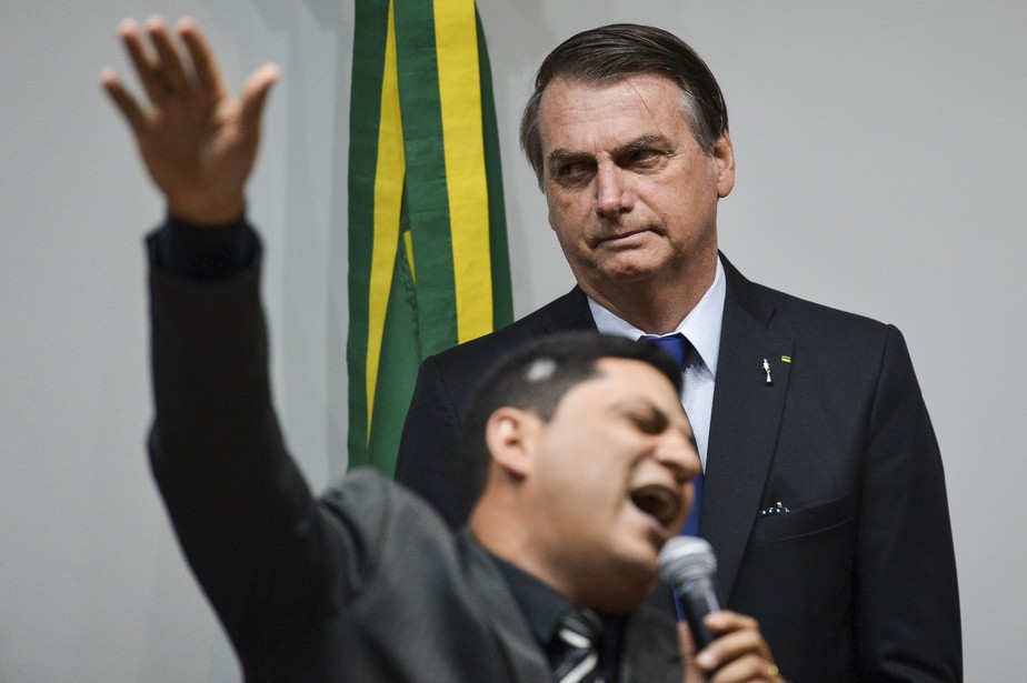Jair Bolsonaro na Câmara durante homenagem aos 42 anos da Igreja Universal
