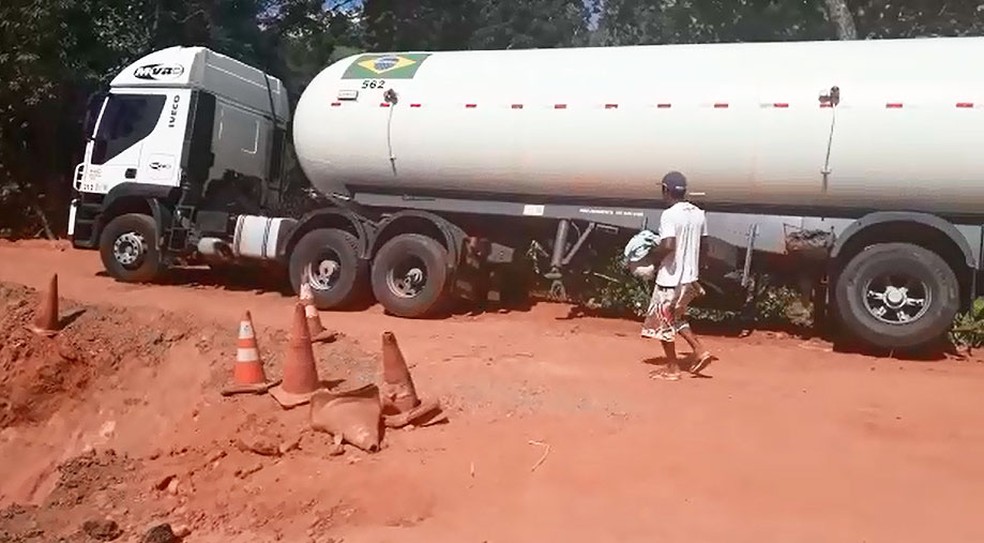 Carreta bloqueia passagem de veículos em trecho da BR-101 (Foto: Reprodução/TV SantaCruz)