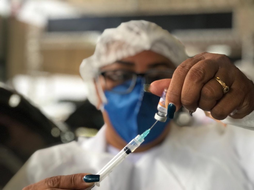 Profissional mostra dose da vacina Coronavac aplicada em drive thru na Arena das Dunas em Natal — Foto: Kleber Teixeira/Inter TV Cabugi