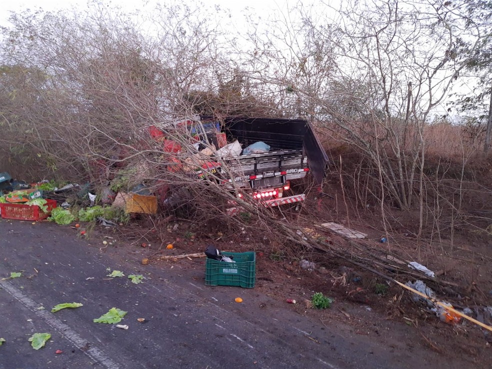 Caminhão invade a contramão e bate contra outro veículo na AL-220 em Arapiraca — Foto: Divulgação/BPRv