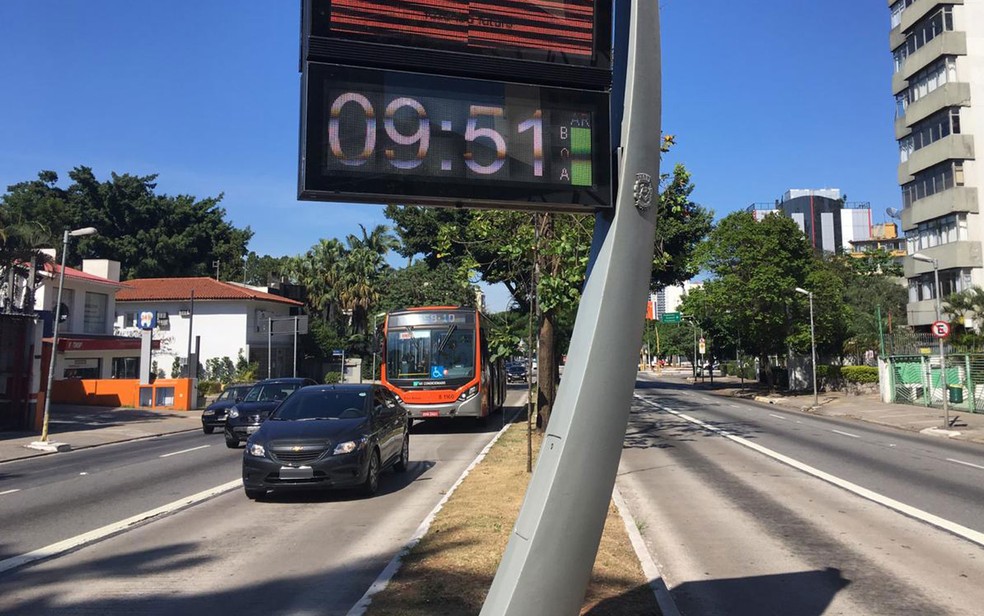 Em foto tirada às 8h51, relógio da Avenida Rebouças aparece com hora adiantada — Foto: Ana Carolina Moreno/G1