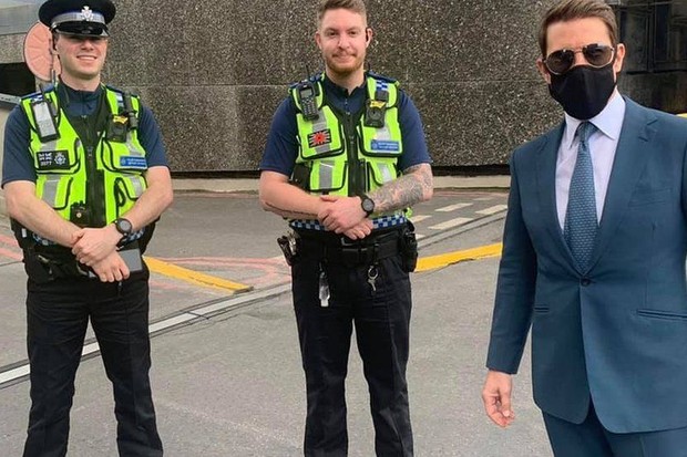 Tom Cruise com oficiais da Polícia de Transporte Britânica  (Foto: Polícia de Transporte Britânica)