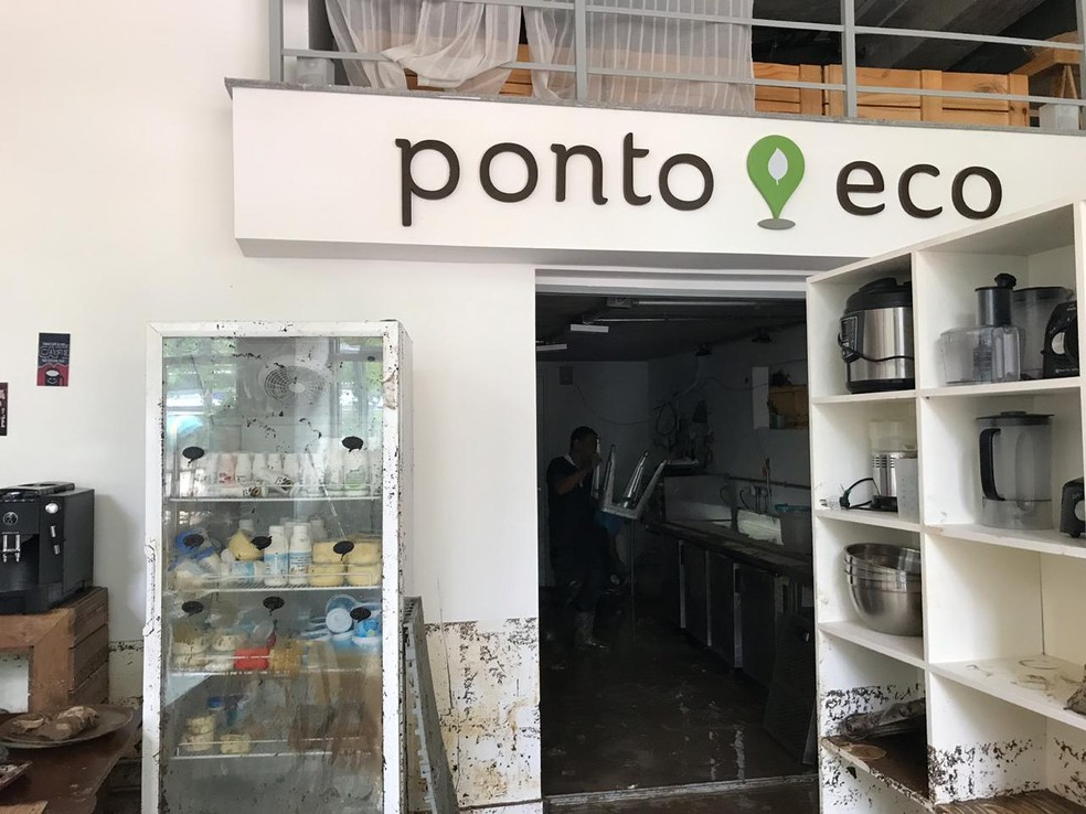 Restaurante Ponto Eco ficou completamente tomado pela lama.  — Foto: Henrique Coelho / G1 Rio
