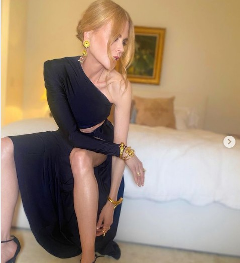 A atriz Nicole Kidman em seus preparativos para o CMA Awards 2021 (Foto: Instagram)