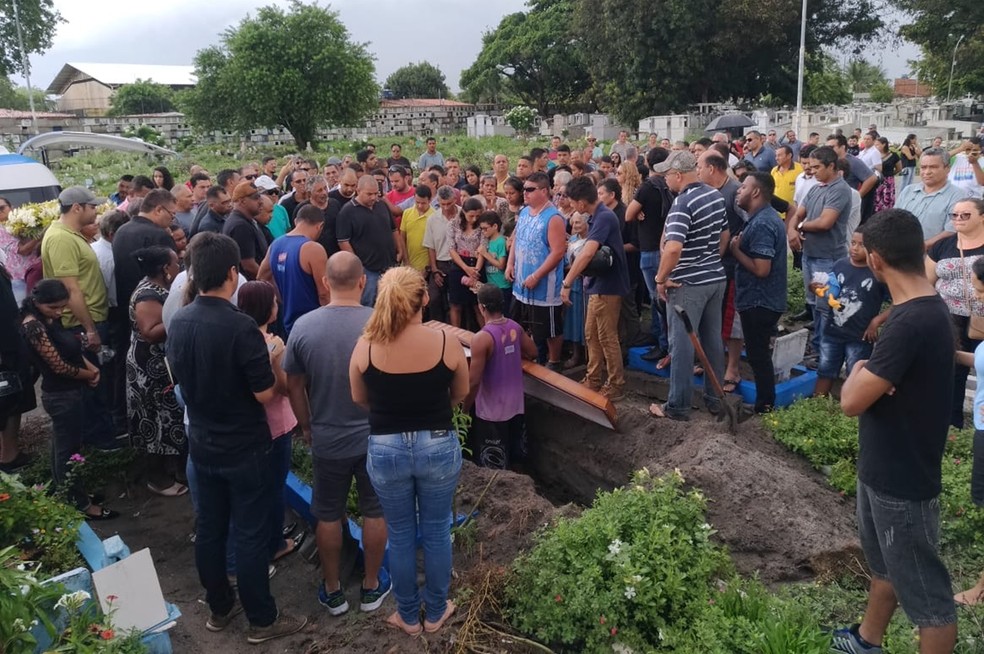Corpo de Paulo Damião foi enterrado sob comoção de familiares, amigos e colegas de profissão neste domingo (17), em João Pessoa — Foto: Hebert Araújo/TV Cabo Branco